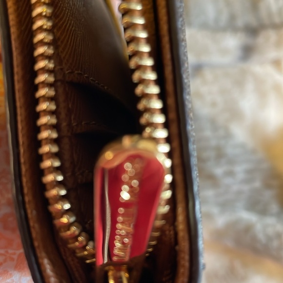 Authentic Michael Kors Zippy Wallet - Picture 12 of 14